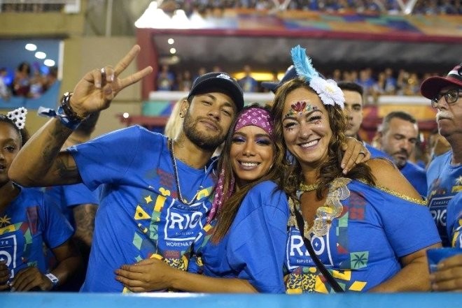 Zədəli Neymar karnavalda qızlarla belə əyləndi - FOTO