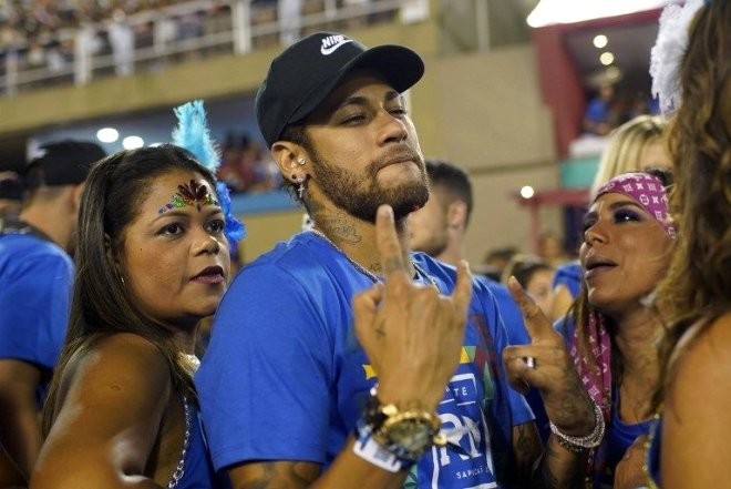 Zədəli Neymar karnavalda qızlarla belə əyləndi - FOTO