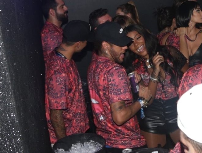 Zədəli Neymar karnavalda qızlarla belə əyləndi - FOTO