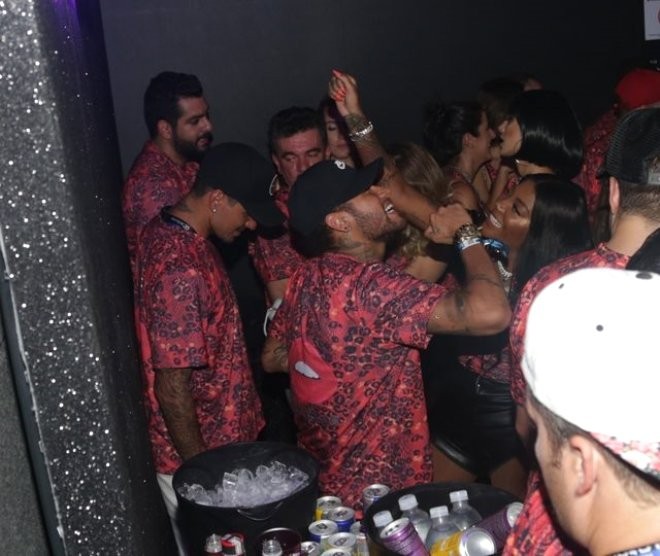 Zədəli Neymar karnavalda qızlarla belə əyləndi - FOTO
