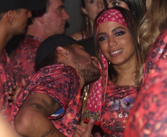 Zədəli Neymar karnavalda qızlarla belə əyləndi - FOTO