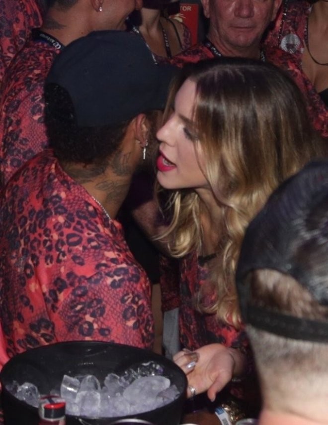 Zədəli Neymar karnavalda qızlarla belə əyləndi - FOTO