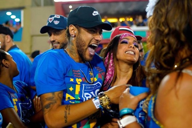 Zədəli Neymar karnavalda qızlarla belə əyləndi - FOTO