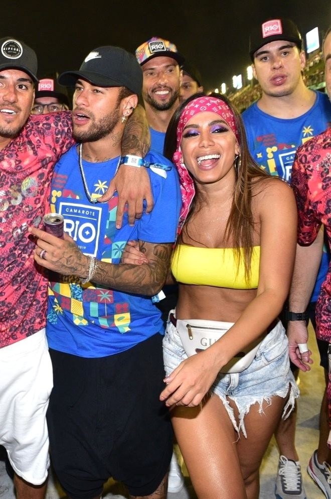 Zədəli Neymar karnavalda qızlarla belə əyləndi - FOTO