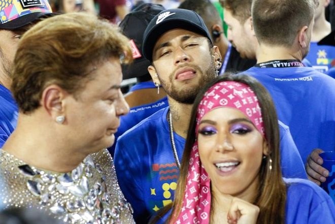 Zədəli Neymar karnavalda qızlarla belə əyləndi - FOTO