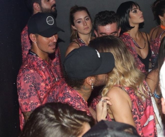 Zədəli Neymar karnavalda qızlarla belə əyləndi - FOTO