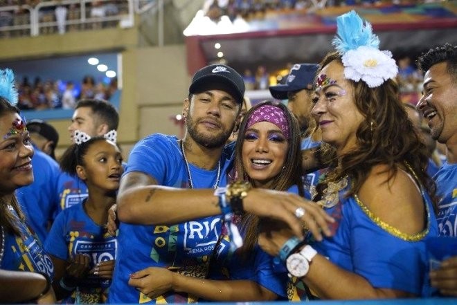 Zədəli Neymar karnavalda qızlarla belə əyləndi - FOTO