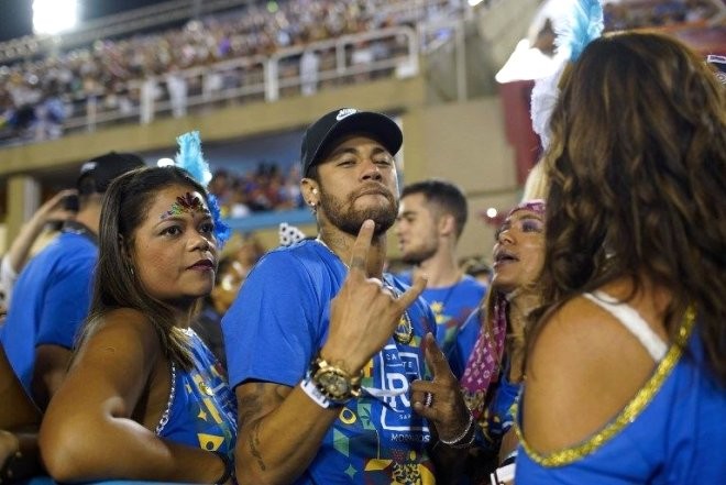 Zədəli Neymar karnavalda qızlarla belə əyləndi - FOTO