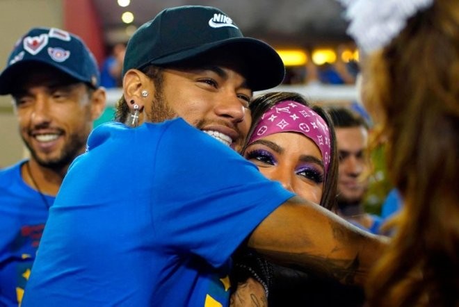 Zədəli Neymar karnavalda qızlarla belə əyləndi - FOTO