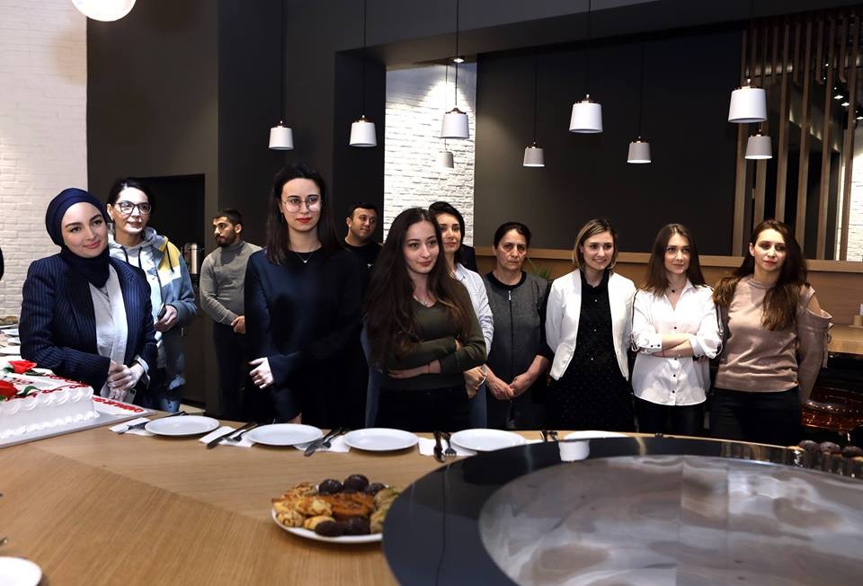 Şirkət rəhbəri xanım işçilərini belə təbrik etdi - FOTOLAR