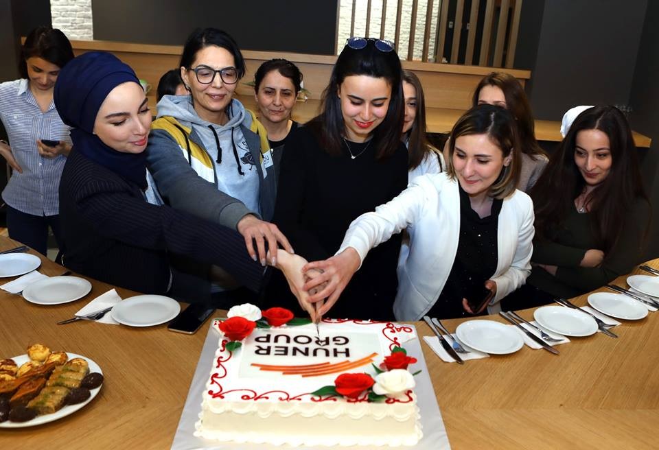 Şirkət rəhbəri xanım işçilərini belə təbrik etdi - FOTOLAR