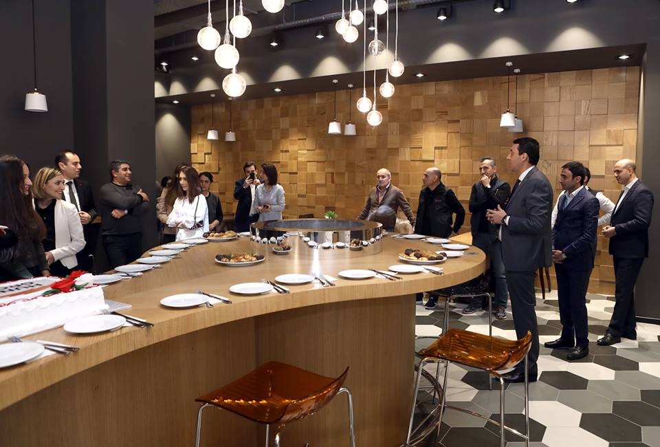 Şirkət rəhbəri xanım işçilərini belə təbrik etdi - FOTOLAR