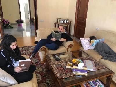 Paşinyanla qızlarının fotosu yayıldı - FOTO 