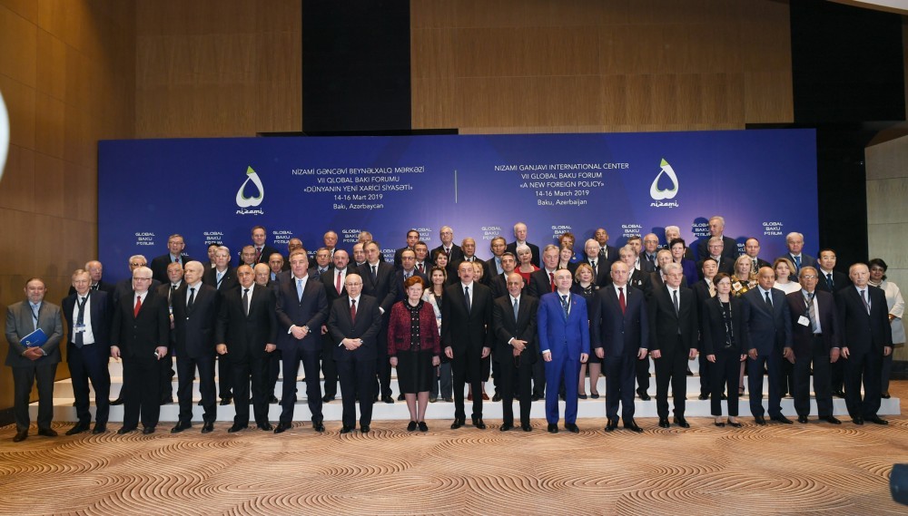 İlham Əliyev VII Qlobal Bakı Forumunda - FOTO