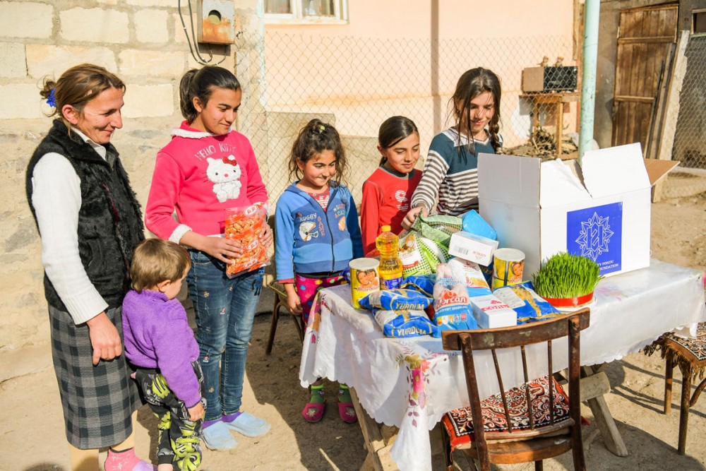 Aztəminatlı ailələrə Novruz sovqatları paylanıldı - FOTOLAR