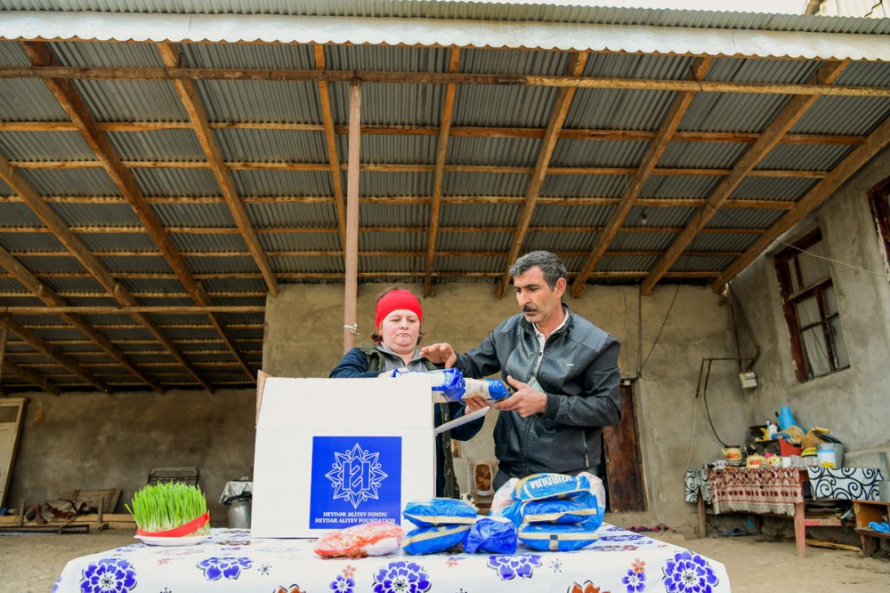 Aztəminatlı ailələrə Novruz sovqatları paylanıldı - FOTOLAR