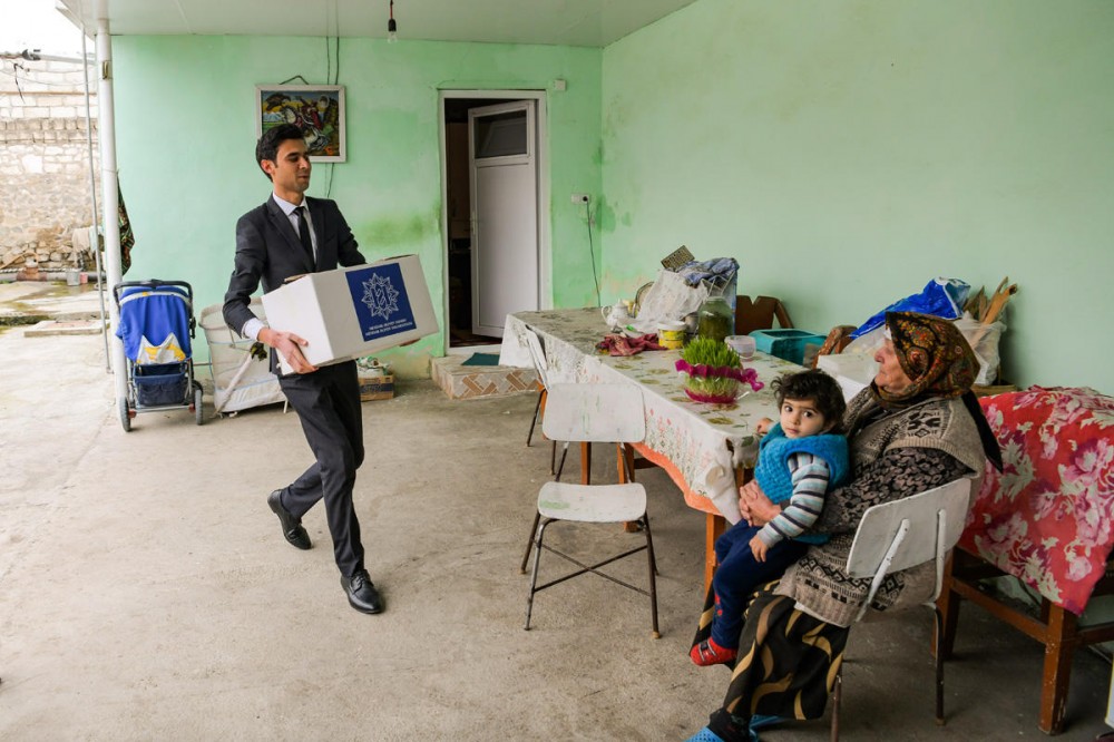 Aztəminatlı ailələrə Novruz sovqatları paylanıldı - FOTOLAR