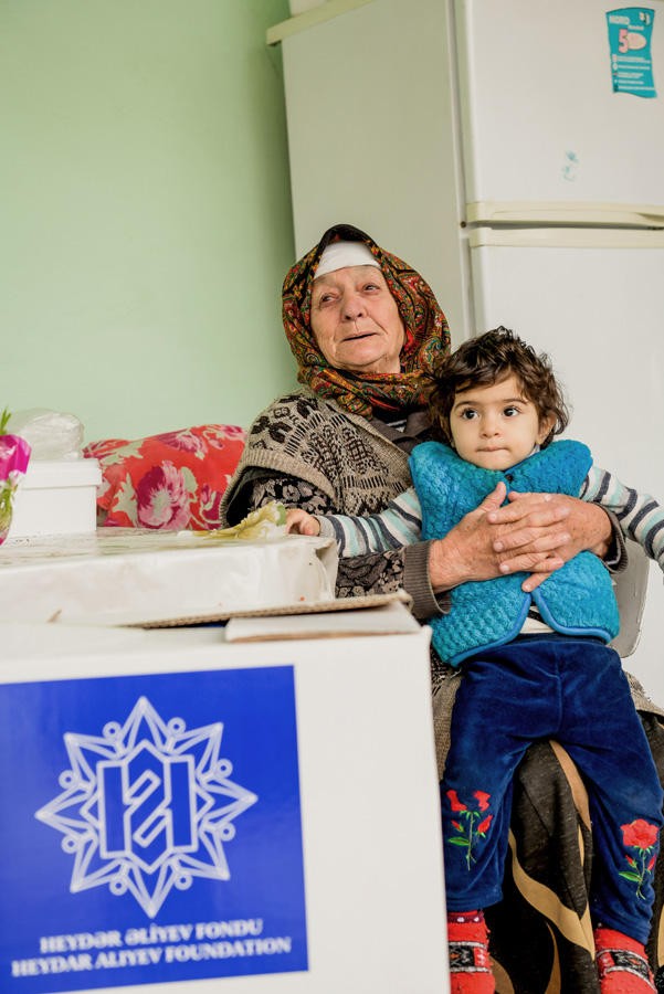 Aztəminatlı ailələrə Novruz sovqatları paylanıldı - FOTOLAR