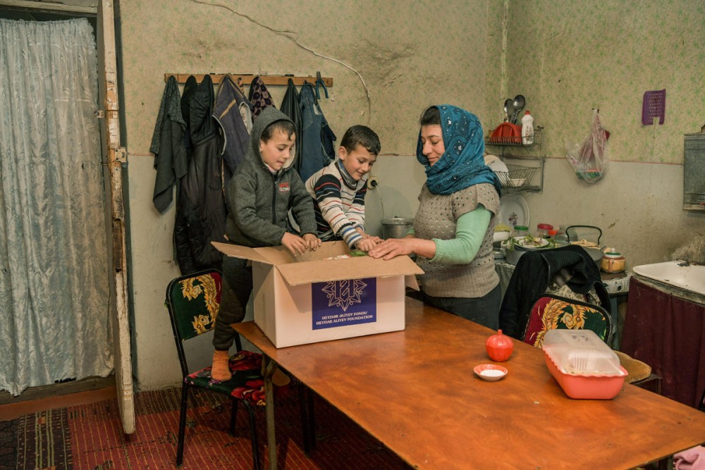 Aztəminatlı ailələrə Novruz sovqatları paylanıldı - FOTOLAR