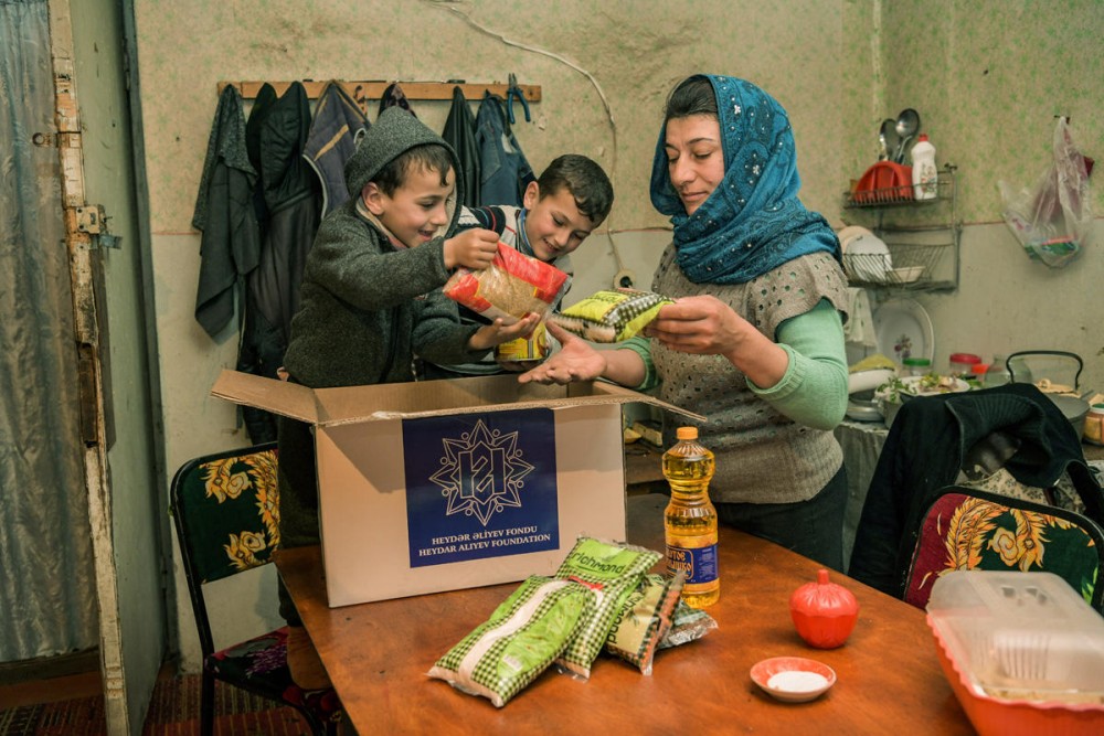 Aztəminatlı ailələrə Novruz sovqatları paylanıldı - FOTOLAR