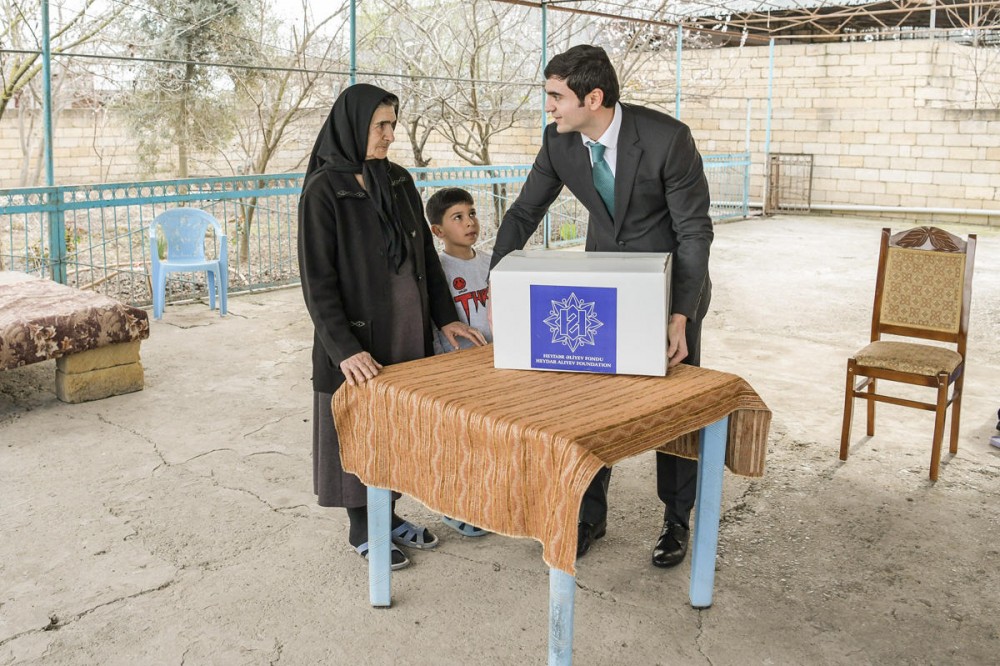 Aztəminatlı ailələrə Novruz sovqatları paylanıldı - FOTOLAR