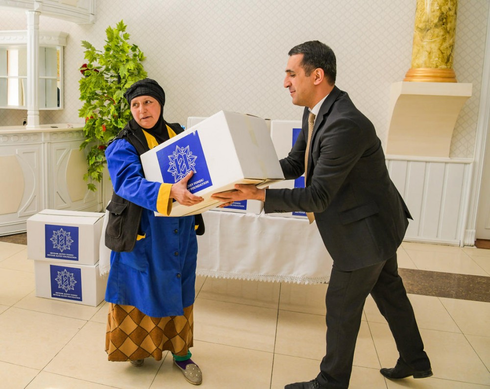 Aztəminatlı ailələrə Novruz sovqatları paylanıldı - FOTOLAR