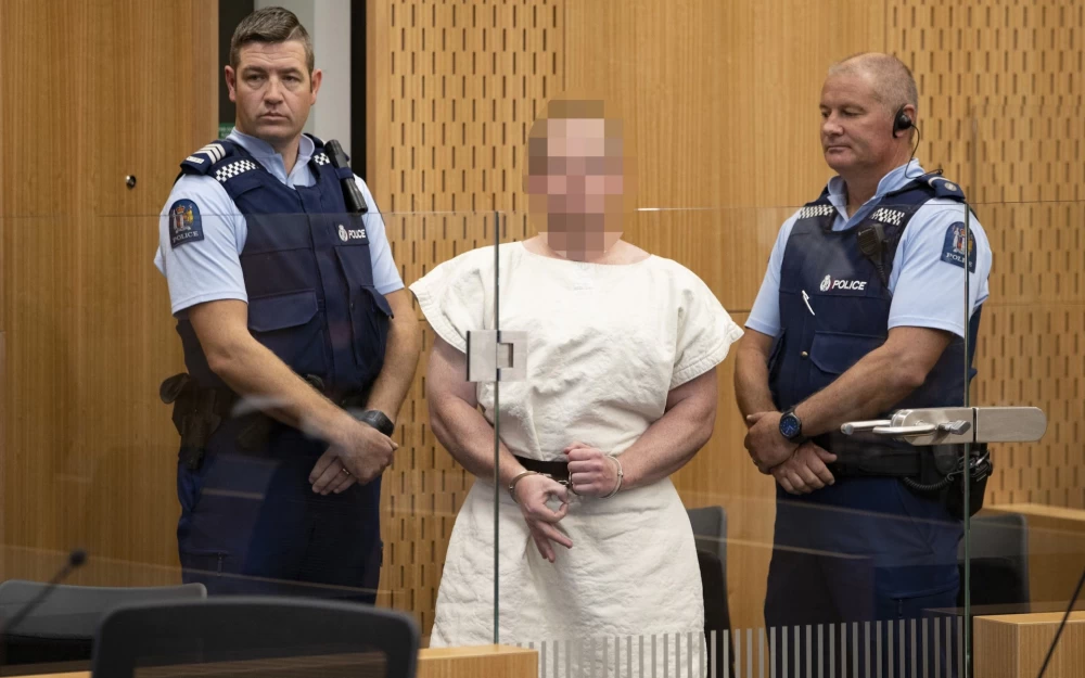 Məsciddə 50 müsəlmanı gülləbaran edən terrorçu məhkəməyə belə gətirildi - VİDEO