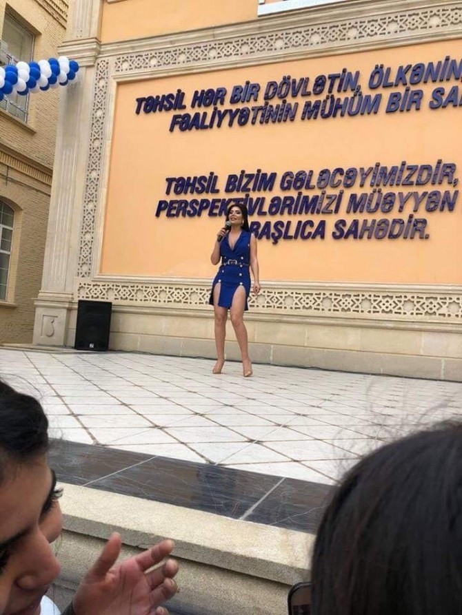 Afaq Aslan tələbələrin qarşısına bu geyimdə çıxdı - FOTO