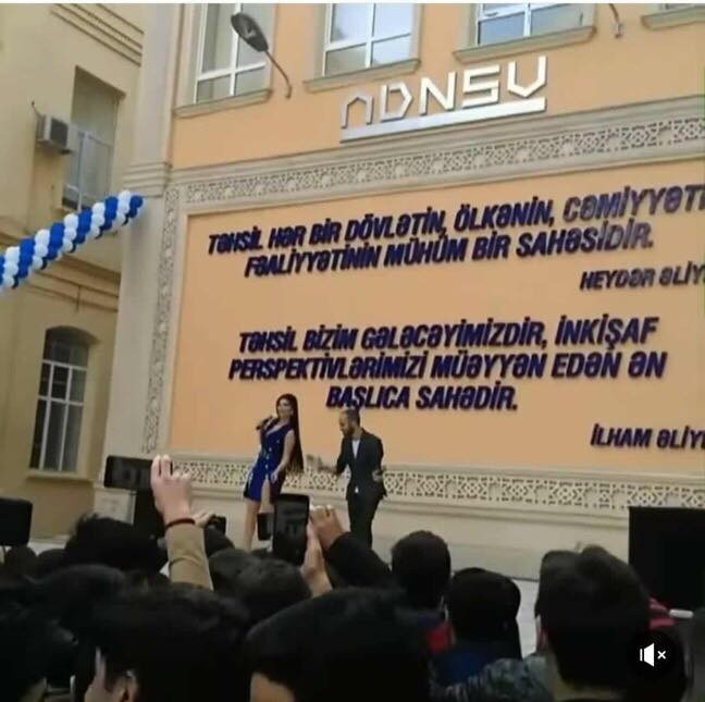 Afaq Aslan tələbələrin qarşısına bu geyimdə çıxdı - FOTO