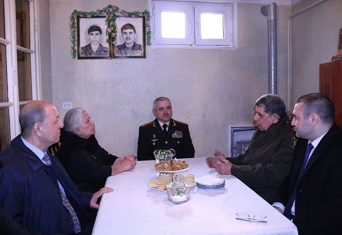 General iki oğlu şəhid olan ailəyə baş çəkdi - FOTOLAR