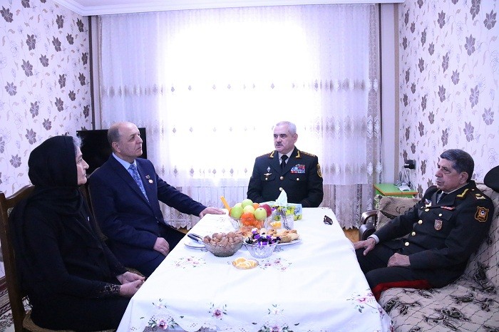 General iki oğlu şəhid olan ailəyə baş çəkdi - FOTOLAR