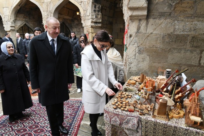 “Adam buraya gələndə getmək istəmir” - Prezident İçərişəhərdə (FOTOLAR)