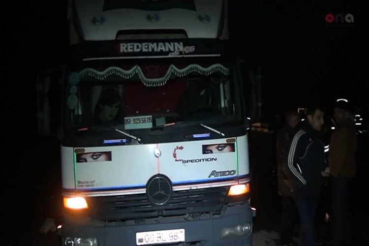 Azərbaycanda faciə: yük maşını ilə toqquşub, yanaraq öldülər