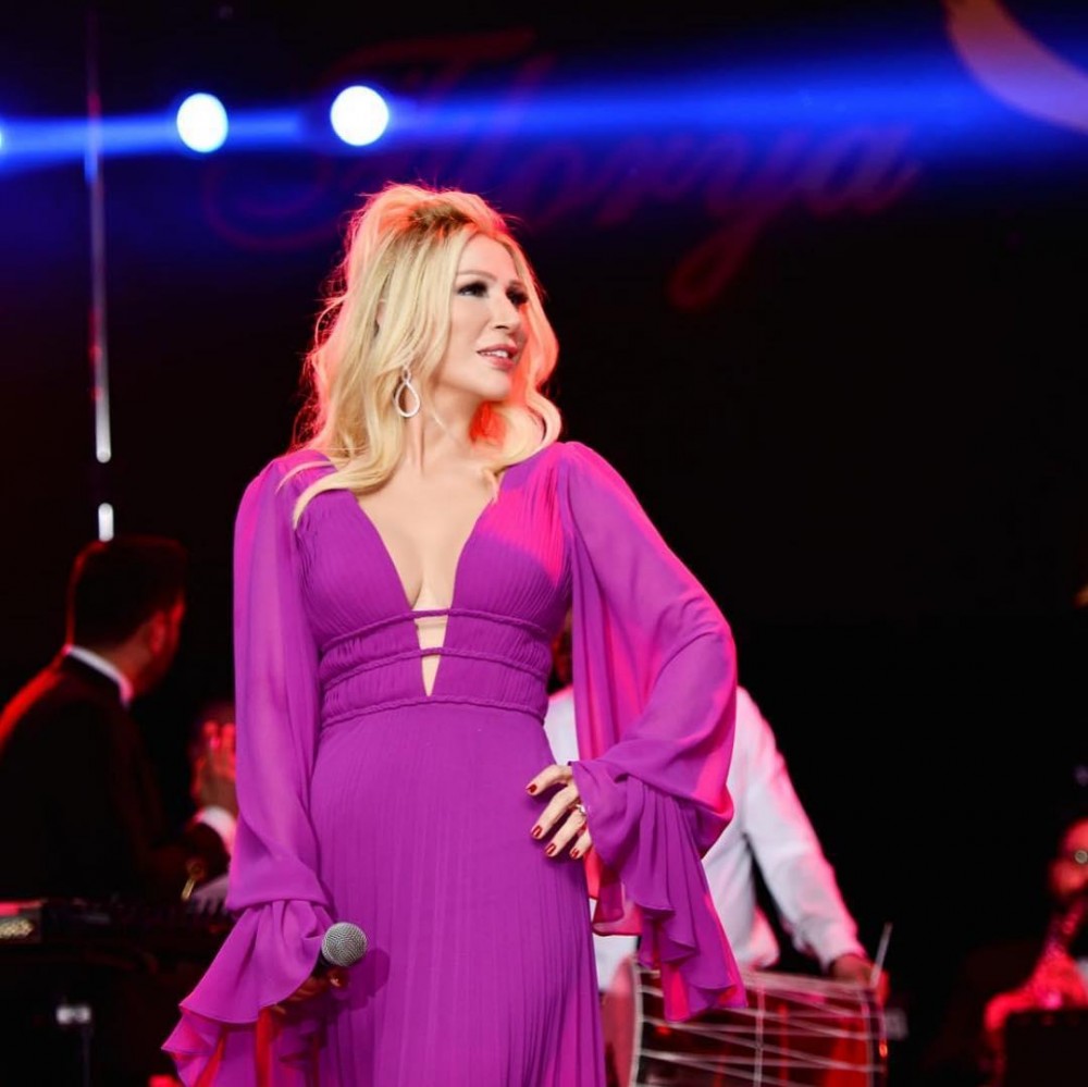 Seda Sayan dekoltesinə görə tənqid edildi - FOTOLAR