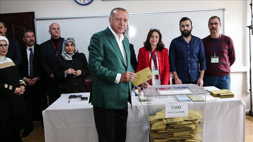 Ərdoğan xanımı ilə birlikdə İstanbulda səs verdi - FOTO