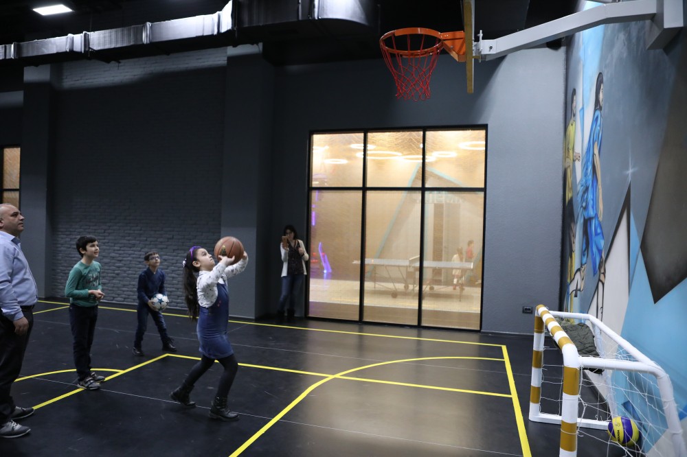 Kamran Ağayev “Hünər Qüllələri”ndə yeniyetmələrlə belə futbol oynadı - FOTO-VİDEO