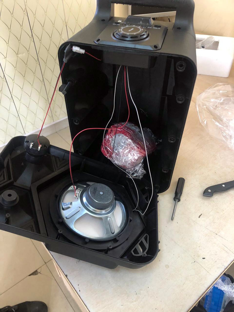 Səs gücləndiricidə dərman keçirmək istədi - FOTOLAR