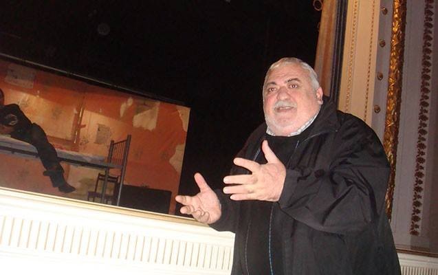 Azərbaycanın tanınmış rejissoru dayanacaqda öldü - FOTO