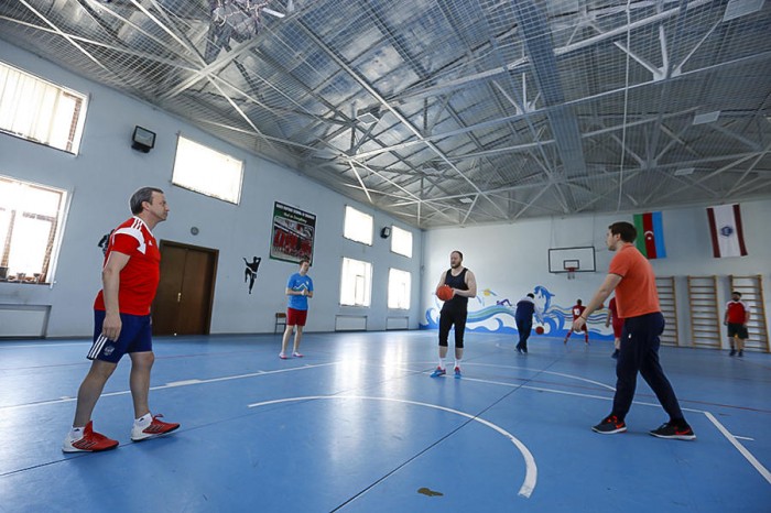 FIDE rəhbəri Şəmkirdə basketbol oynadı - FOTO