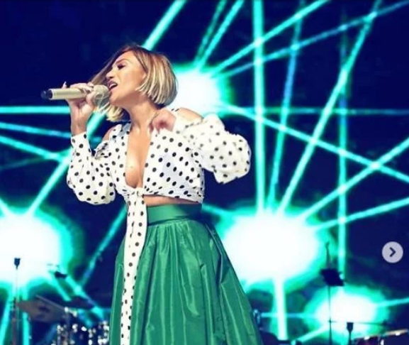 Röyanın açıq geyimi tənqid olundu - FOTO