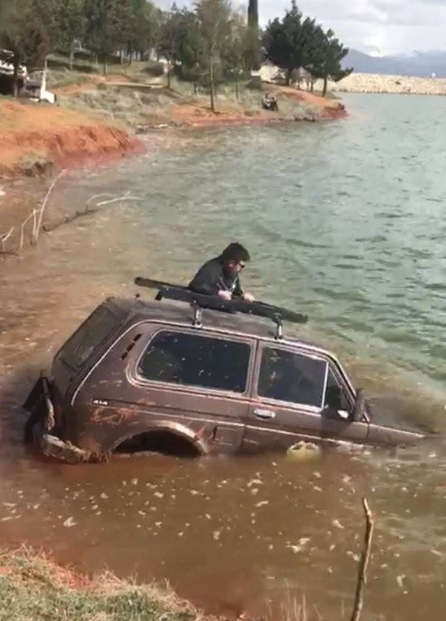 Avtomobil həvəskarı ölümdən son anda qurtuldu - FOTO (VİDEO)