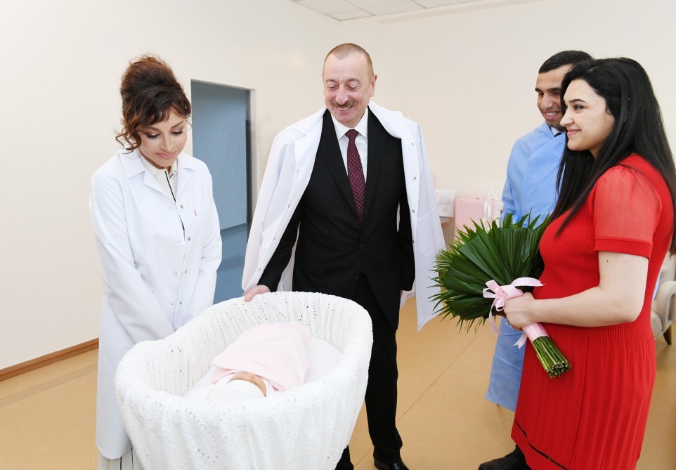 Prezident və xanımı 10 milyonuncu sakininin valideynləri ilə görüşdü - FOTOLAR