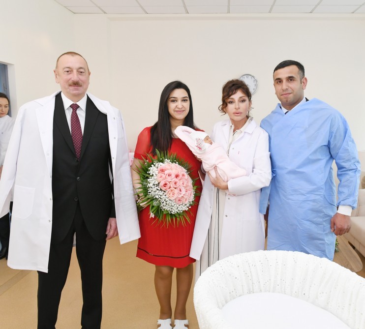 Prezident və xanımı 10 milyonuncu sakininin valideynləri ilə görüşdü - FOTOLAR
