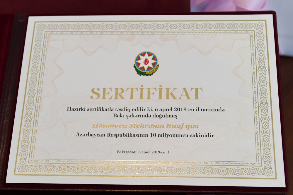 Prezident və xanımı 10 milyonuncu sakininin valideynləri ilə görüşdü - FOTOLAR