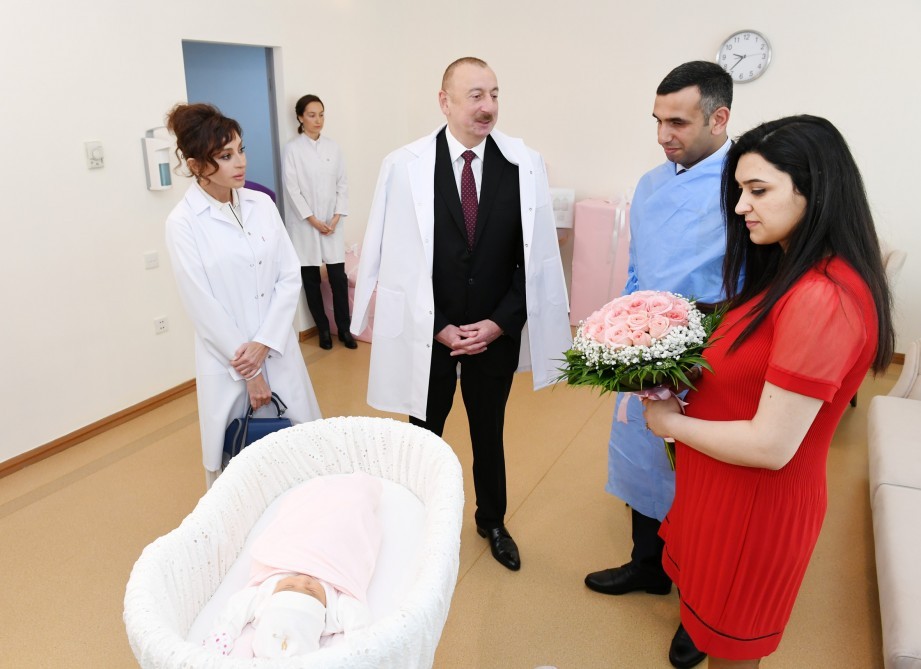 Prezident və xanımı 10 milyonuncu sakininin valideynləri ilə görüşdü - FOTOLAR