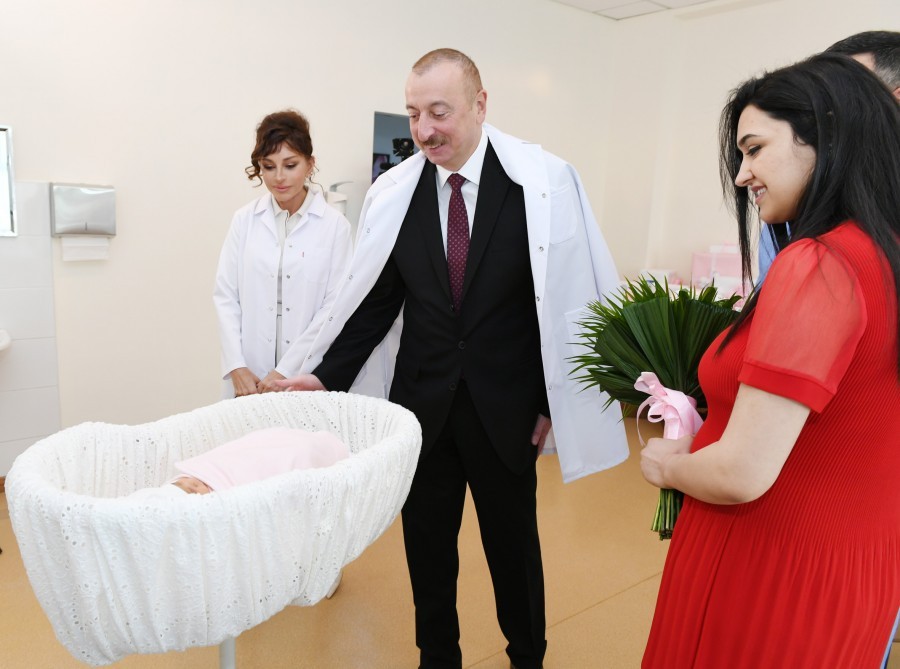 Prezident və xanımı 10 milyonuncu sakininin valideynləri ilə görüşdü - FOTOLAR