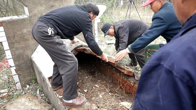 Atasının cəsədinin qalıqlarını məzardan çıxardıb, çılpaq şəkil çəkdirdi - FOTO
