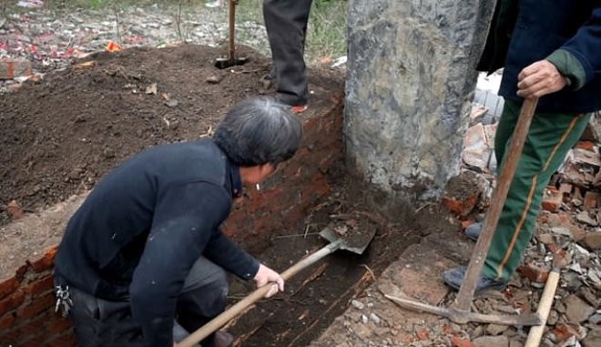 Atasının cəsədinin qalıqlarını məzardan çıxardıb, çılpaq şəkil çəkdirdi - FOTO