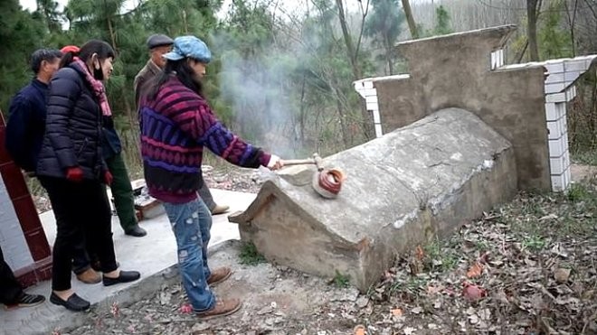 Atasının cəsədinin qalıqlarını məzardan çıxardıb, çılpaq şəkil çəkdirdi - FOTO