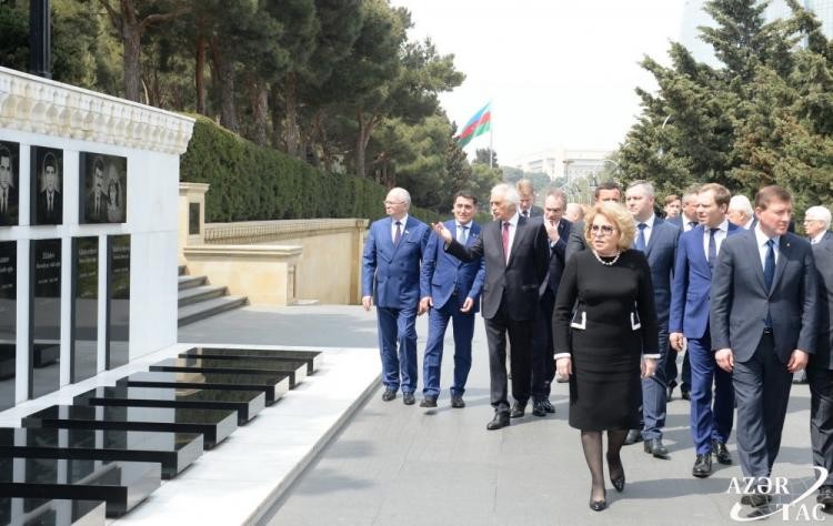 Matviyenko Heydər Əliyevin məzarını və Şəhidlər Xiyabanını ziyarət etdi YENİLƏNİB